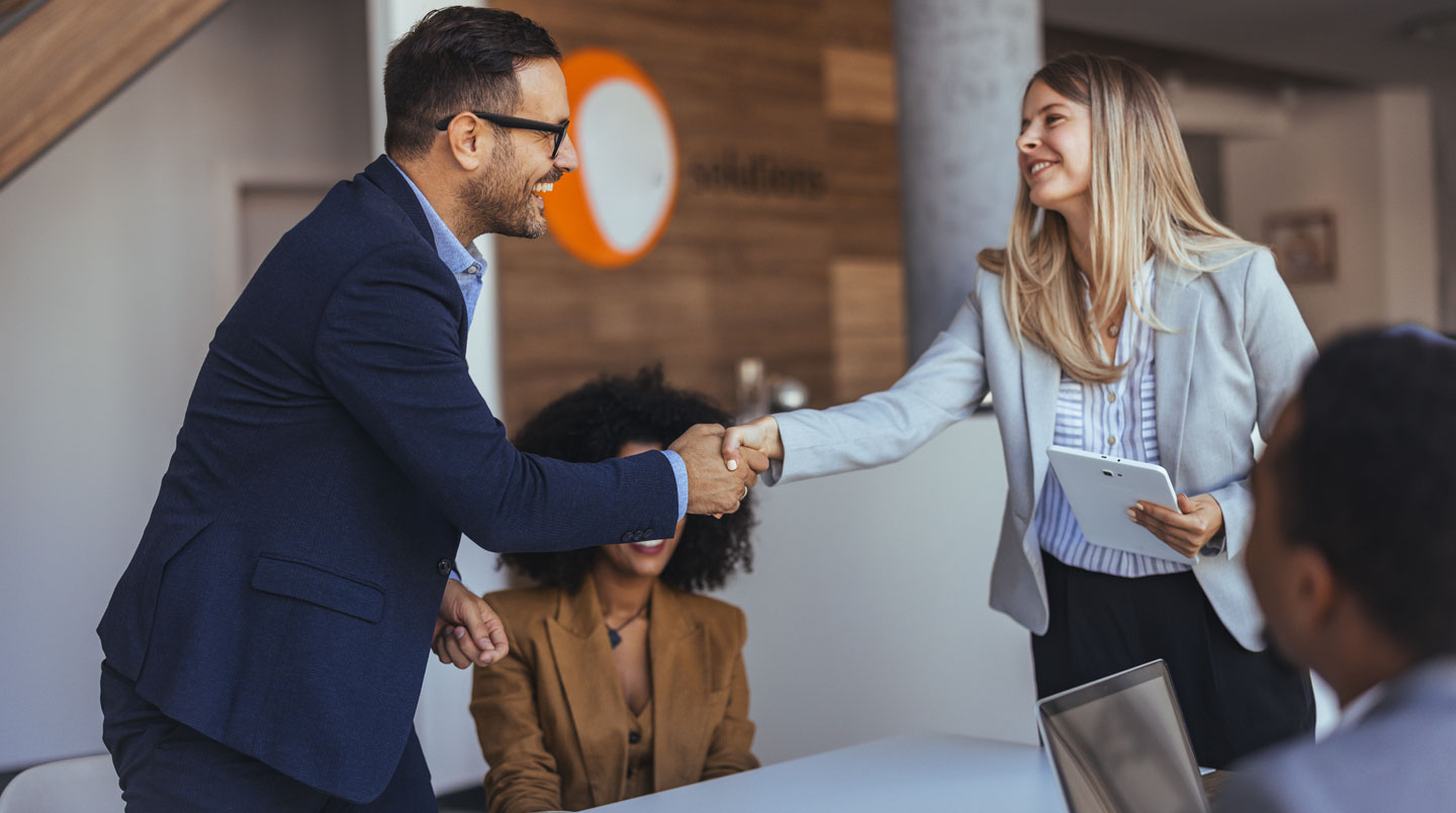 Zone d'activité moderne en Suisse romande avec bâtiments d'entreprises internationales et professionnel français en prospection